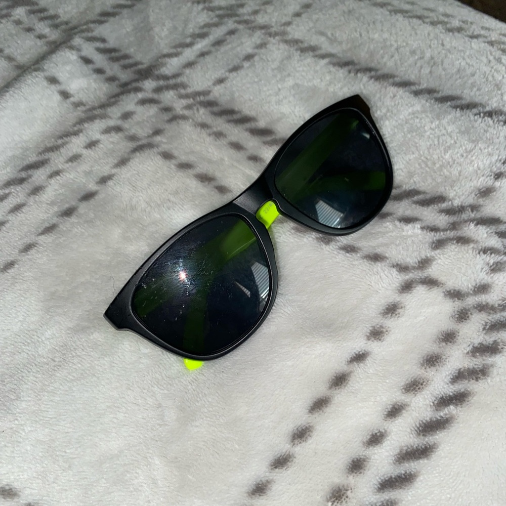 Kids sunglasses🕶 good condition! Green/Black